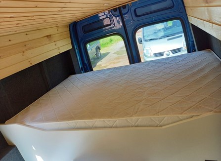 rechthoekig matras op maat in een campervan