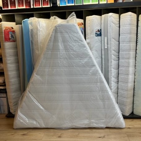 trapezium matras op maat in de showroom