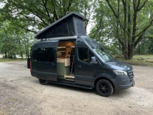 Zwarte Mercedes sprinter